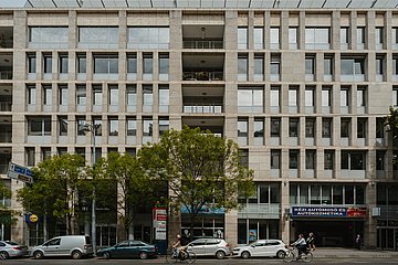 Auf diesem Bild ist das Gebäude Bartok Haz in Budapest von außen zu sehen.